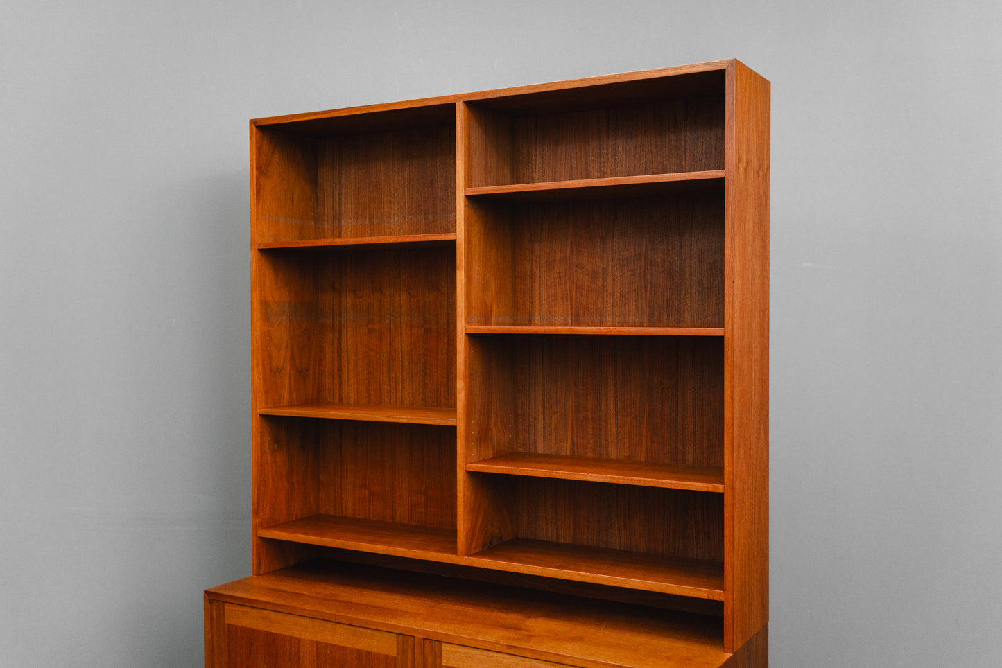 Stilvoller Mid-Century Bücherschrank