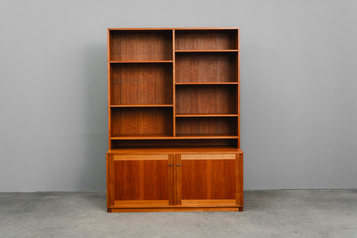 Stilvoller Mid-Century Bücherschrank