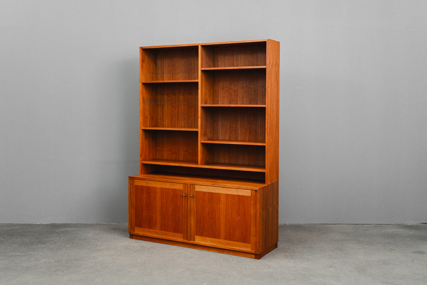 Stilvoller Mid-Century Bücherschrank