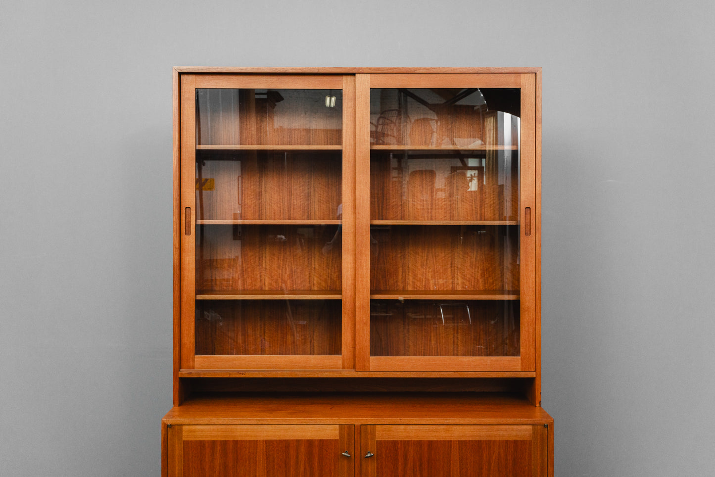 Zeitloser Mid-Century Bücherschrank