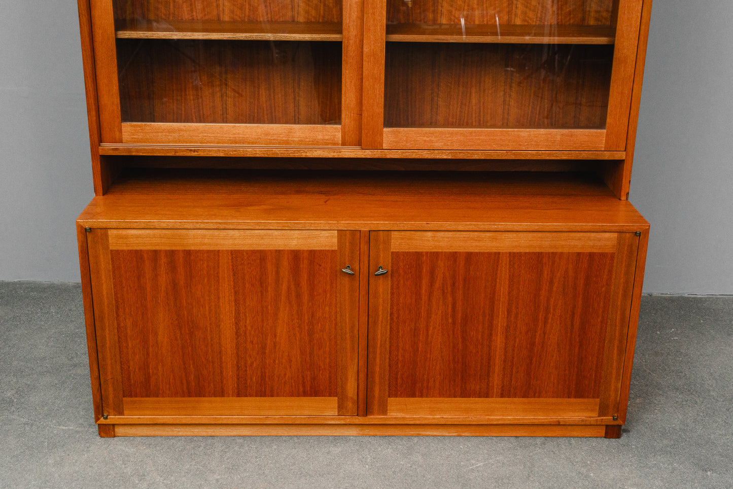 Zeitloser Mid-Century Bücherschrank