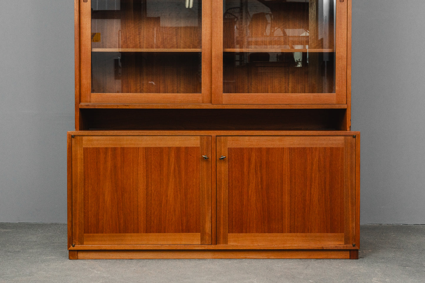Zeitloser Mid-Century Bücherschrank