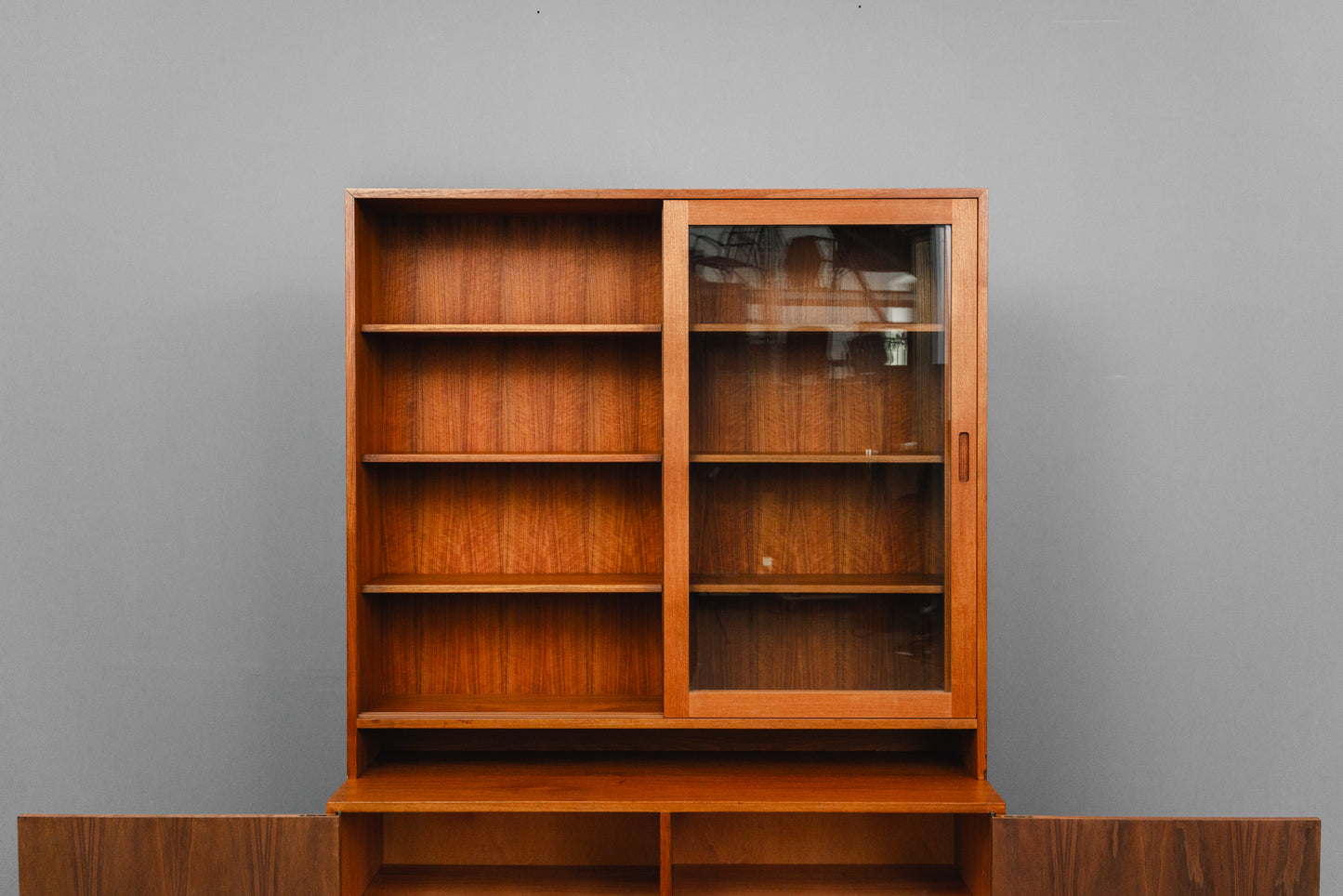 Zeitloser Mid-Century Bücherschrank