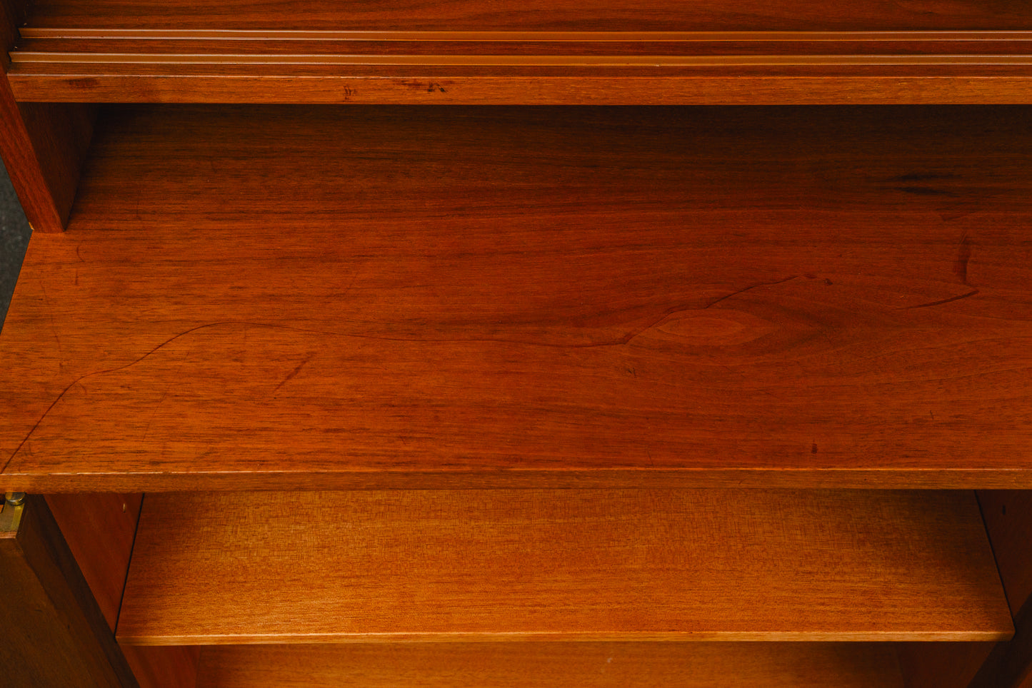 Zeitloser Mid-Century Bücherschrank