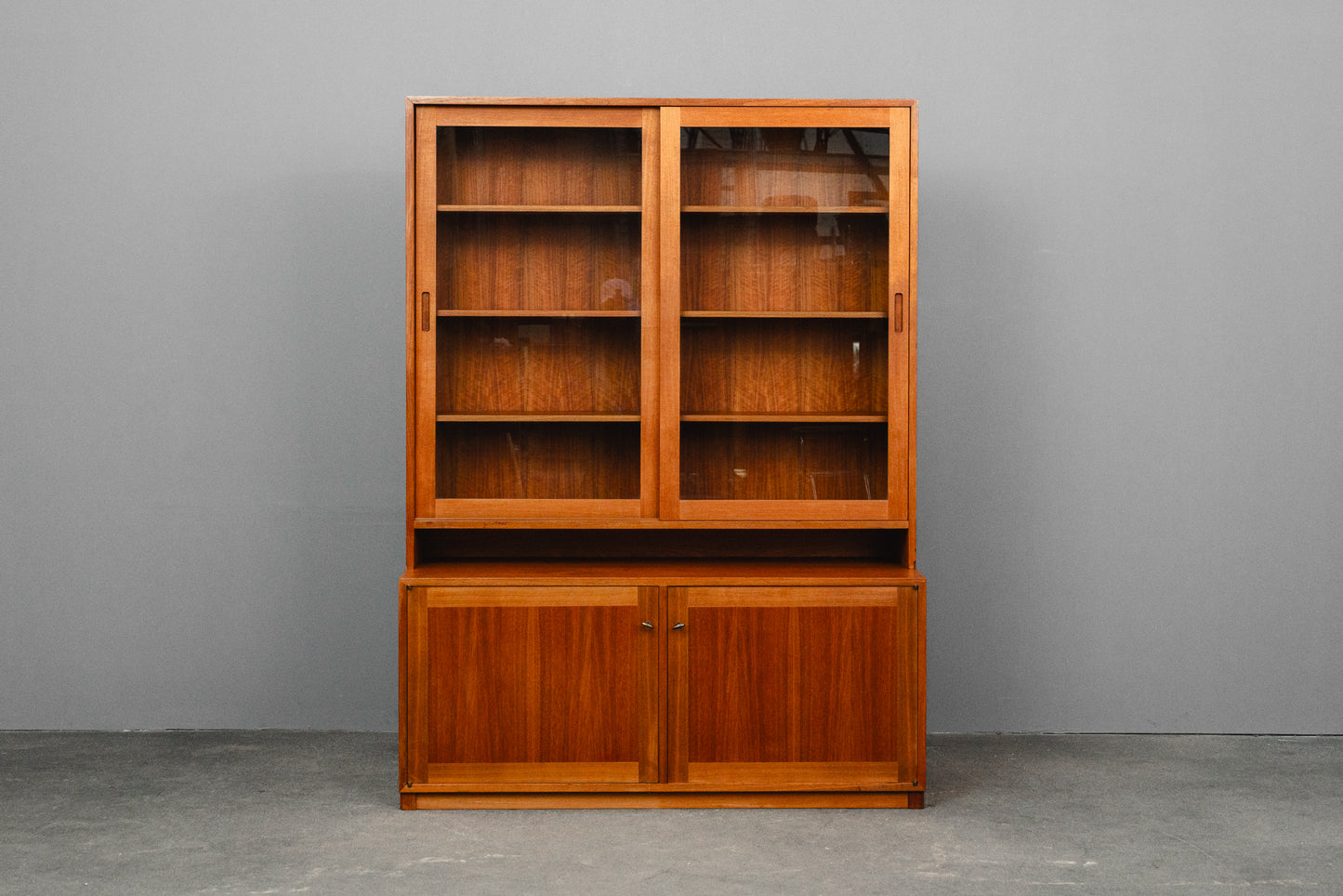 Zeitloser Mid-Century Bücherschrank