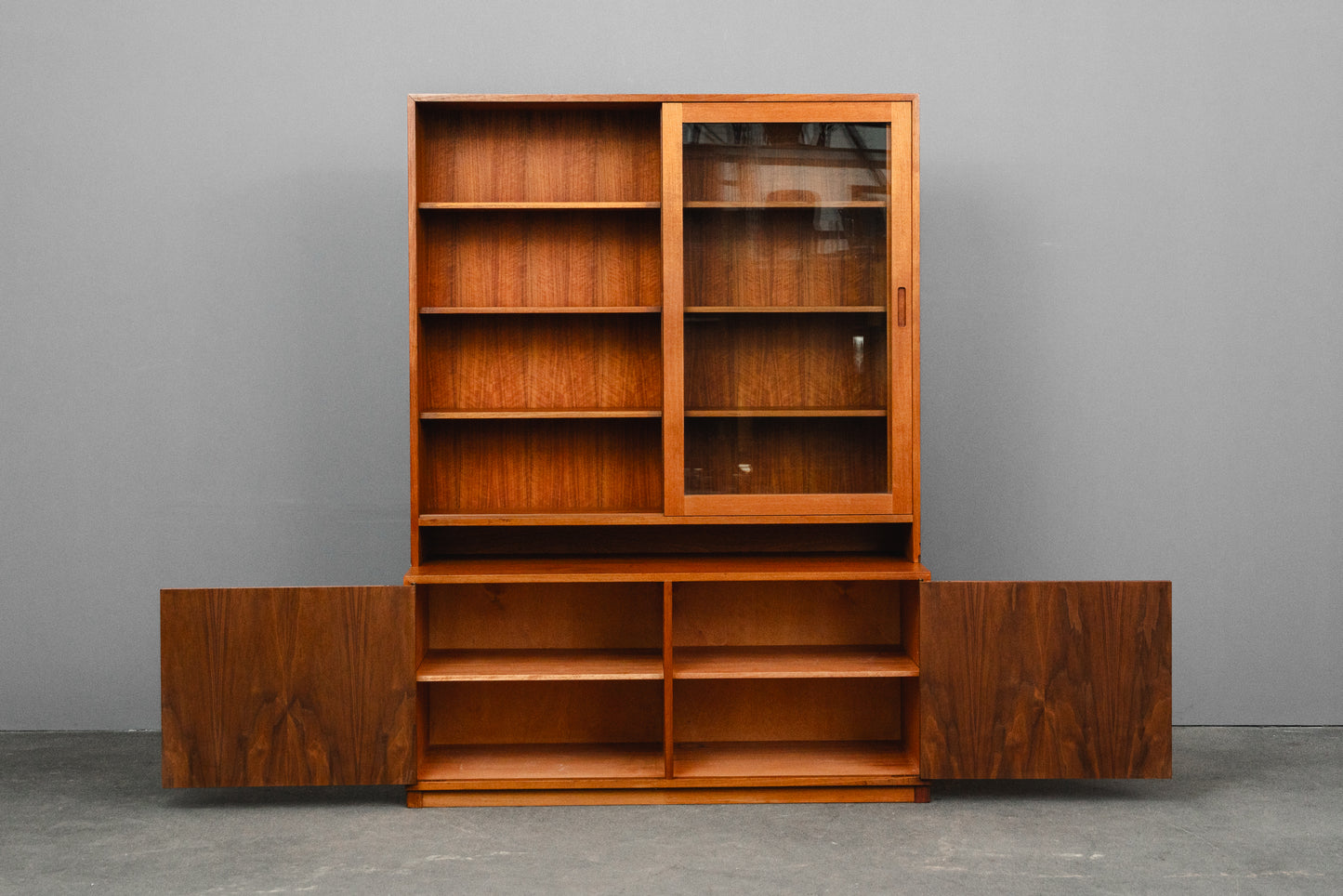 Zeitloser Mid-Century Bücherschrank