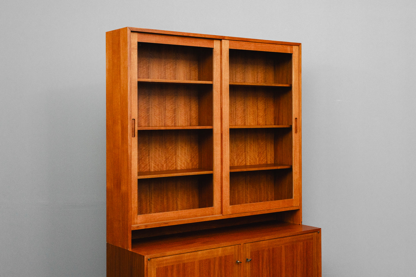 Zeitloser Mid-Century Bücherschrank
