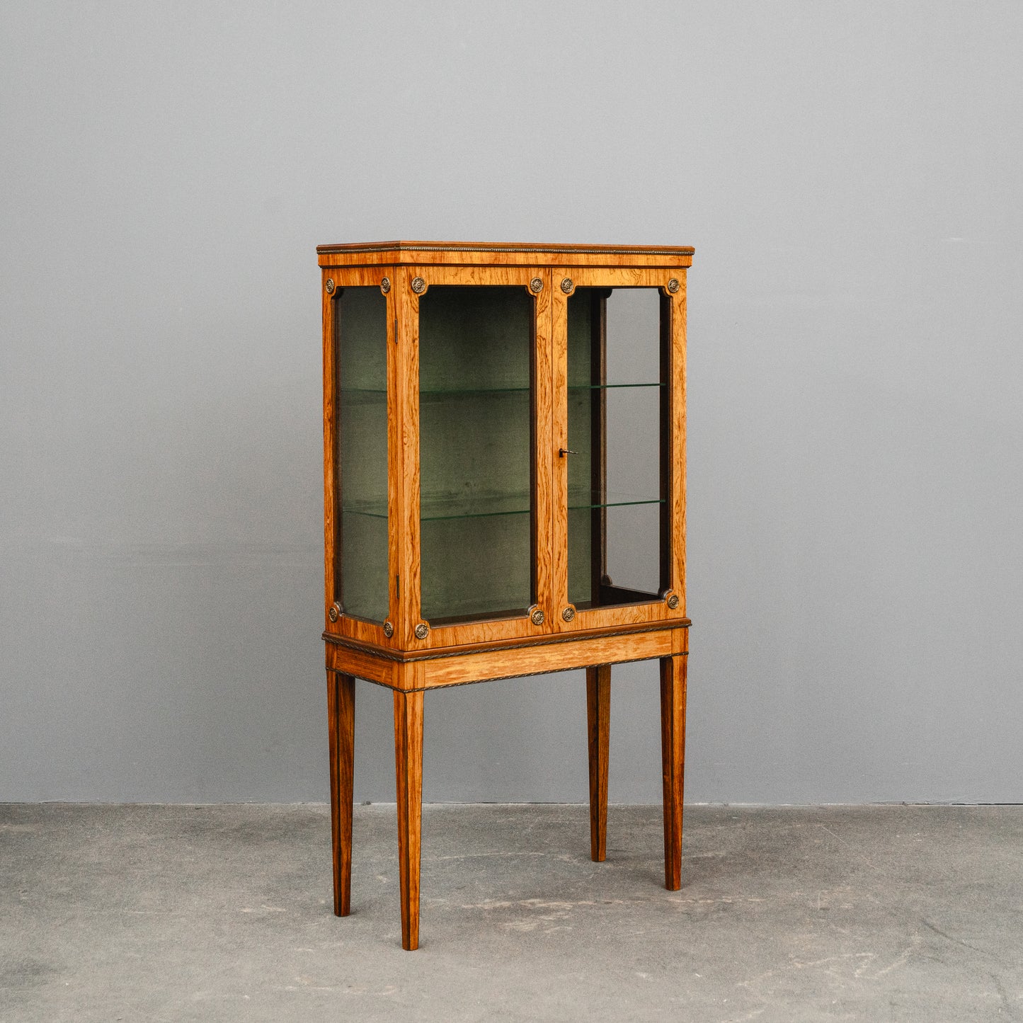 Elegante kleine Vitrine