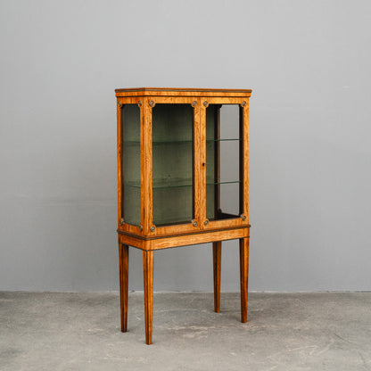 Elegante kleine Vitrine