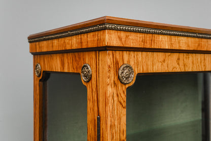 Elegante kleine Vitrine
