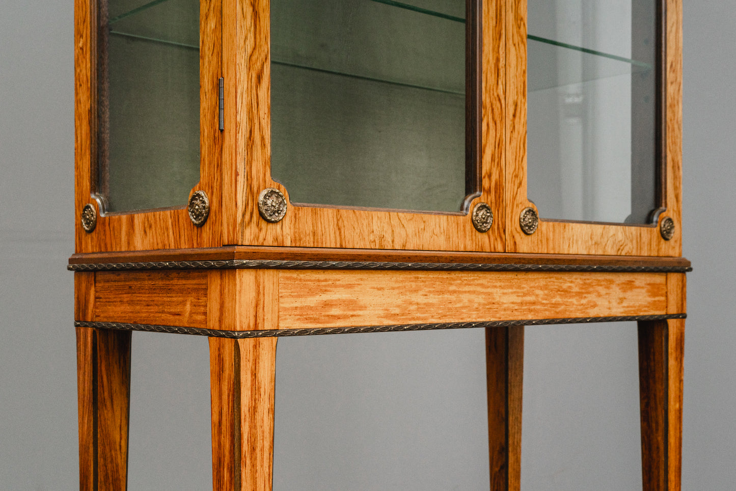 Elegante kleine Vitrine