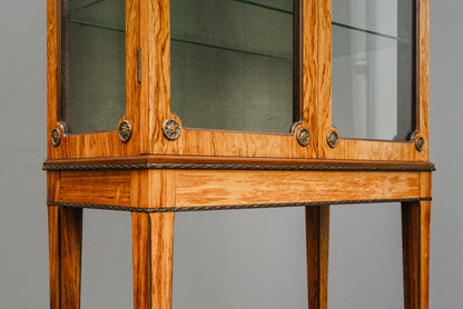 Elegante kleine Vitrine