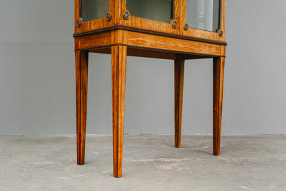 Elegante kleine Vitrine