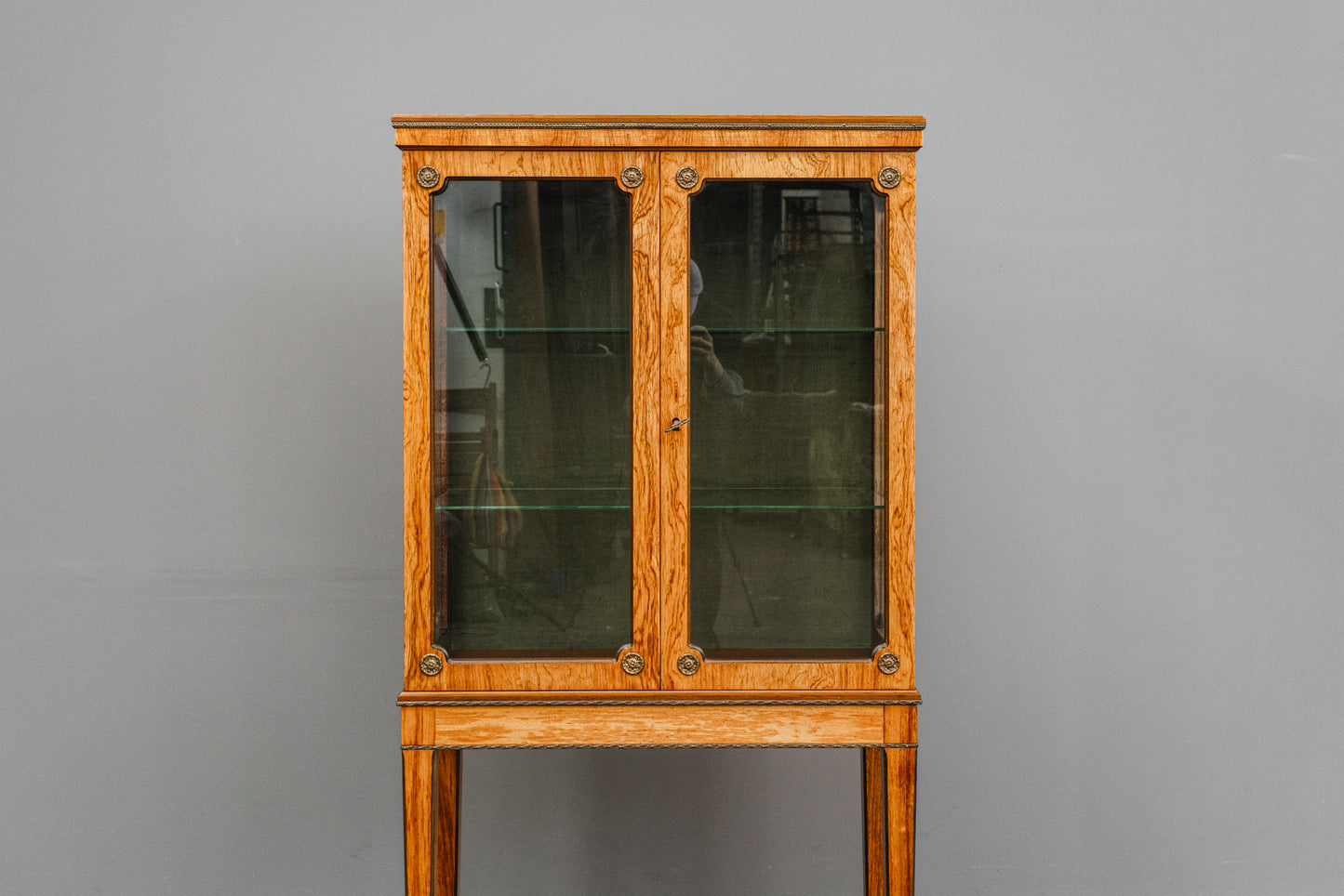 Elegante kleine Vitrine