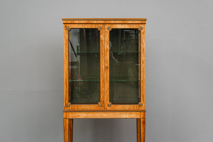 Elegante kleine Vitrine
