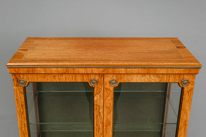 Elegante kleine Vitrine