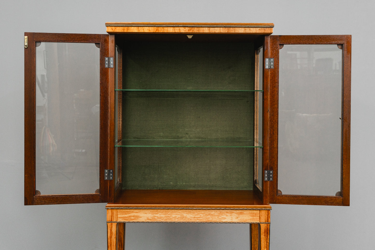Elegante kleine Vitrine