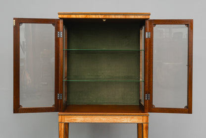 Elegante kleine Vitrine
