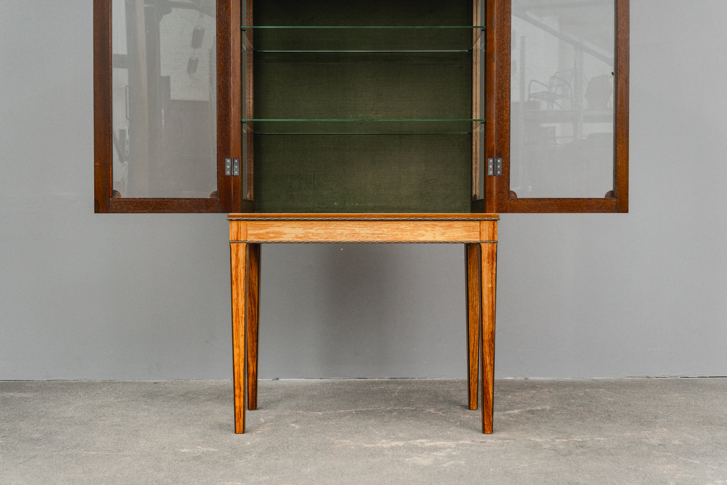 Elegante kleine Vitrine