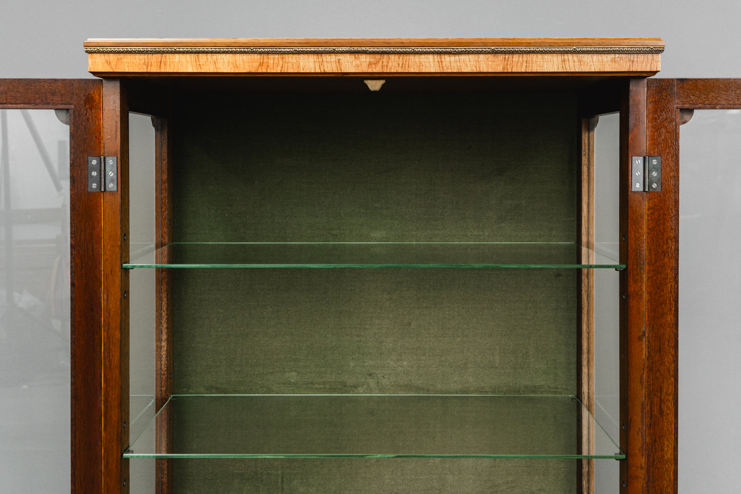 Elegante kleine Vitrine