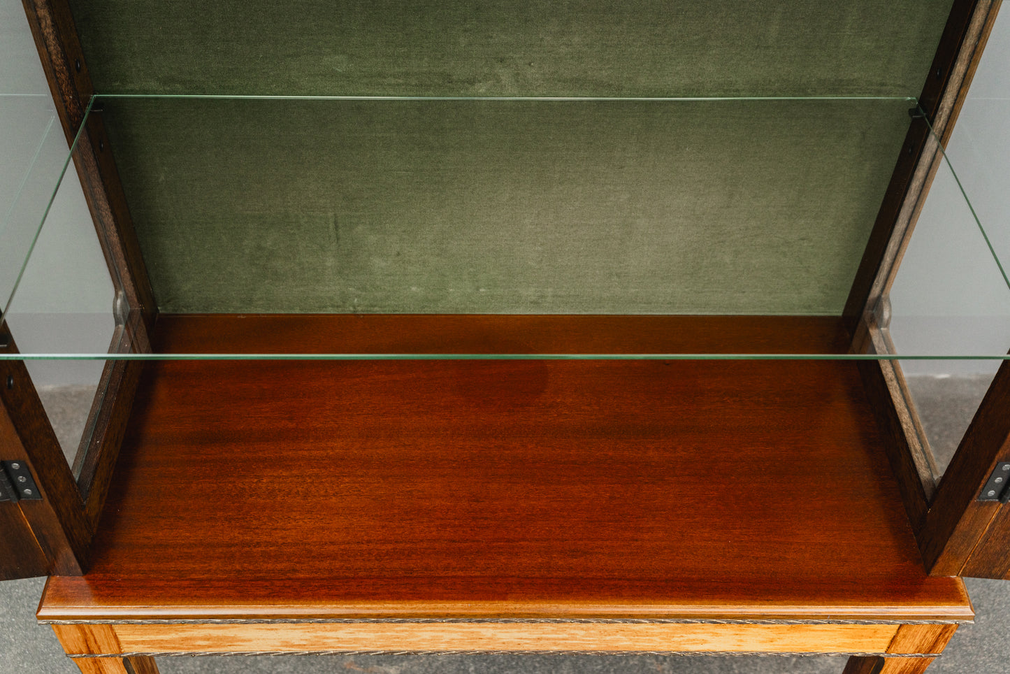 Elegante kleine Vitrine