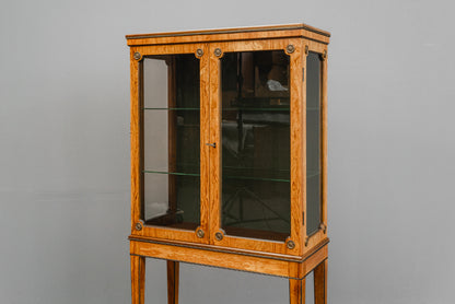 Elegante kleine Vitrine