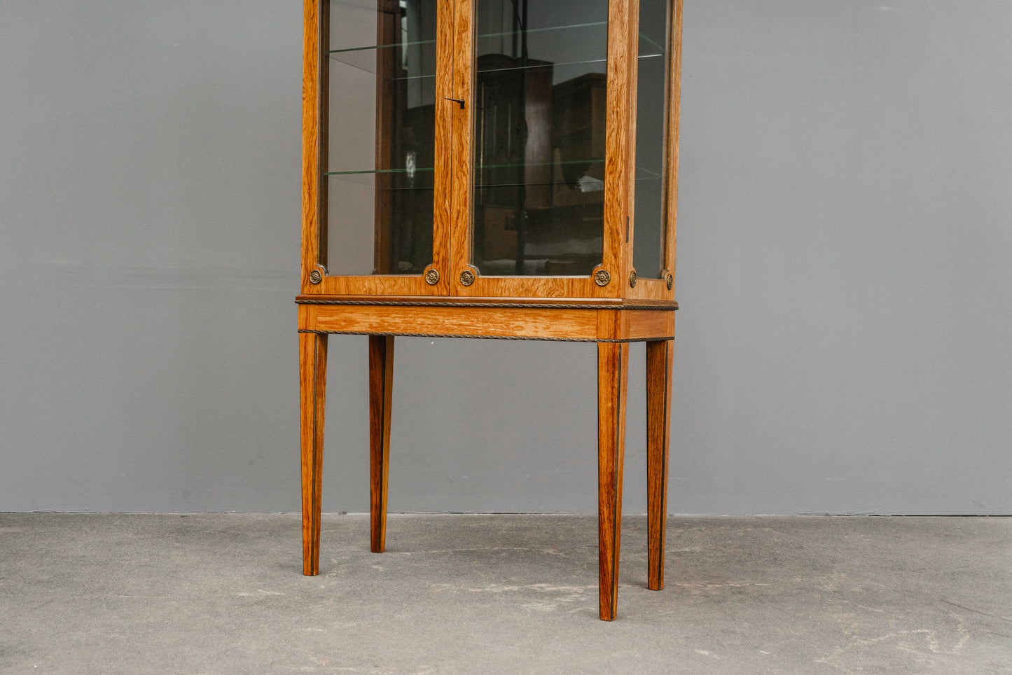 Elegante kleine Vitrine