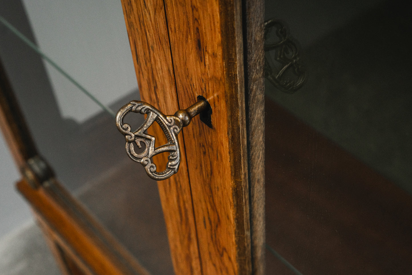 Elegante kleine Vitrine
