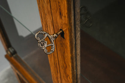 Elegante kleine Vitrine