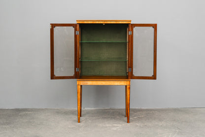 Elegante kleine Vitrine