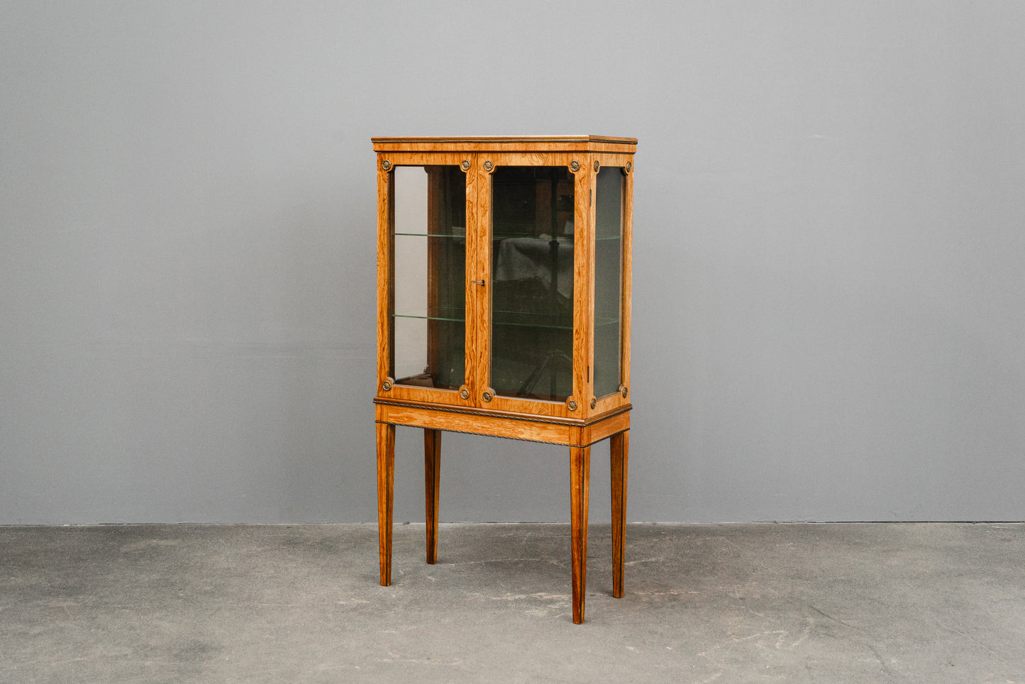 Elegante kleine Vitrine
