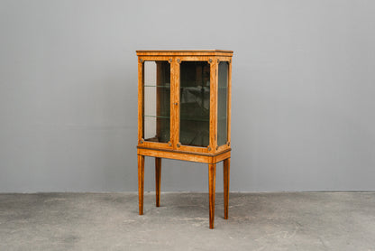 Elegante kleine Vitrine