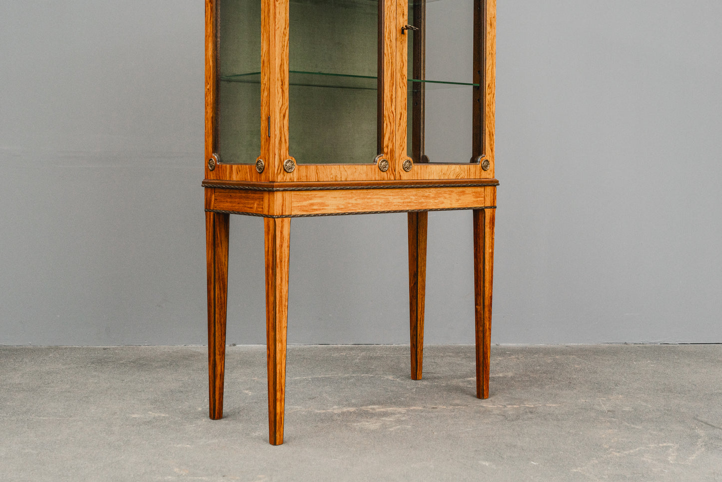 Elegante kleine Vitrine