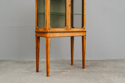 Elegante kleine Vitrine
