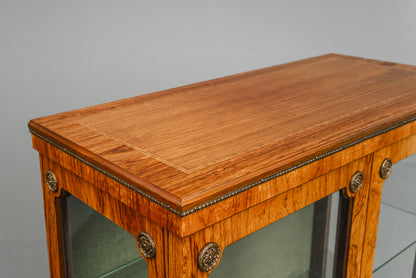 Elegante kleine Vitrine