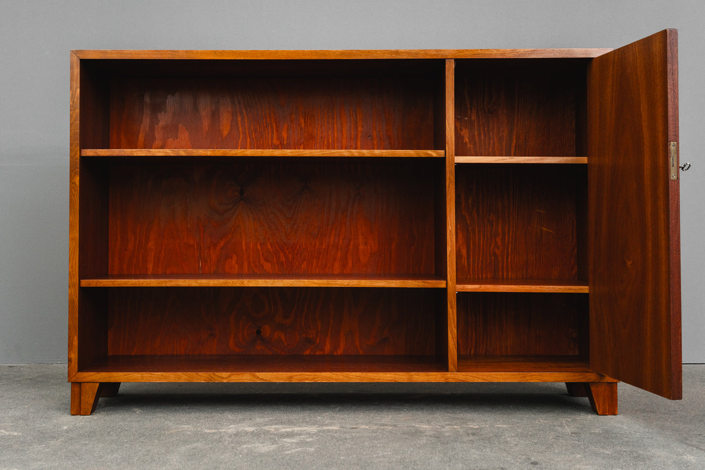 Stilvolles Mid-Century Regal