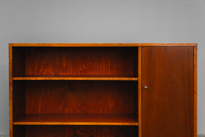 Stilvolles Mid-Century Regal