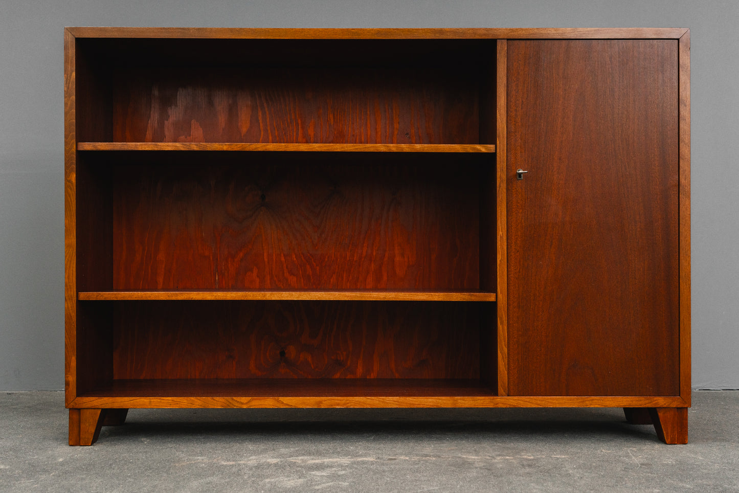 Stilvolles Mid-Century Regal