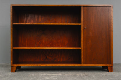 Stilvolles Mid-Century Regal