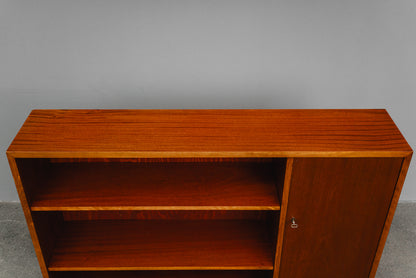 Stilvolles Mid-Century Regal