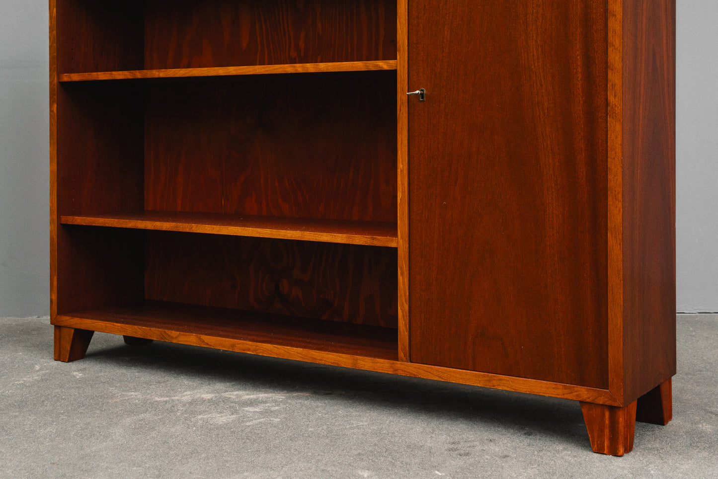 Stilvolles Mid-Century Regal