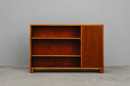 Stilvolles Mid-Century Regal