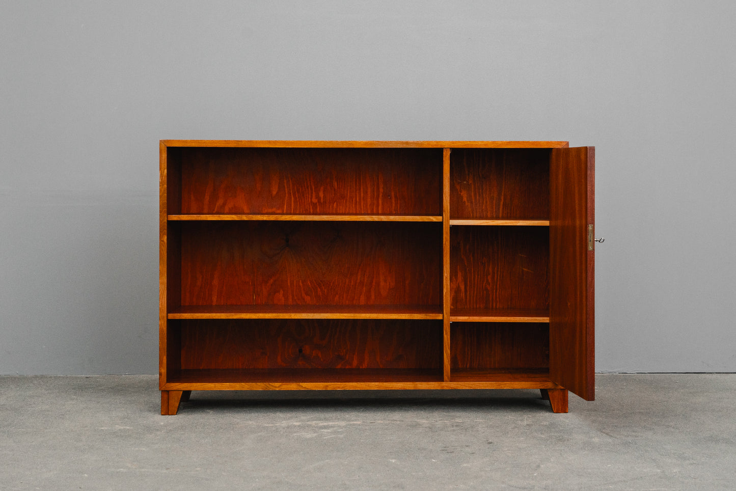 Stilvolles Mid-Century Regal