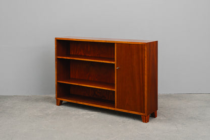 Stilvolles Mid-Century Regal