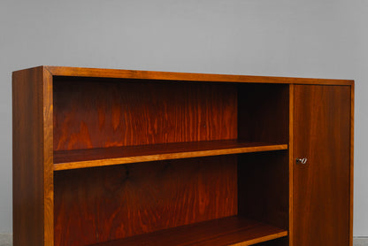Stilvolles Mid-Century Regal