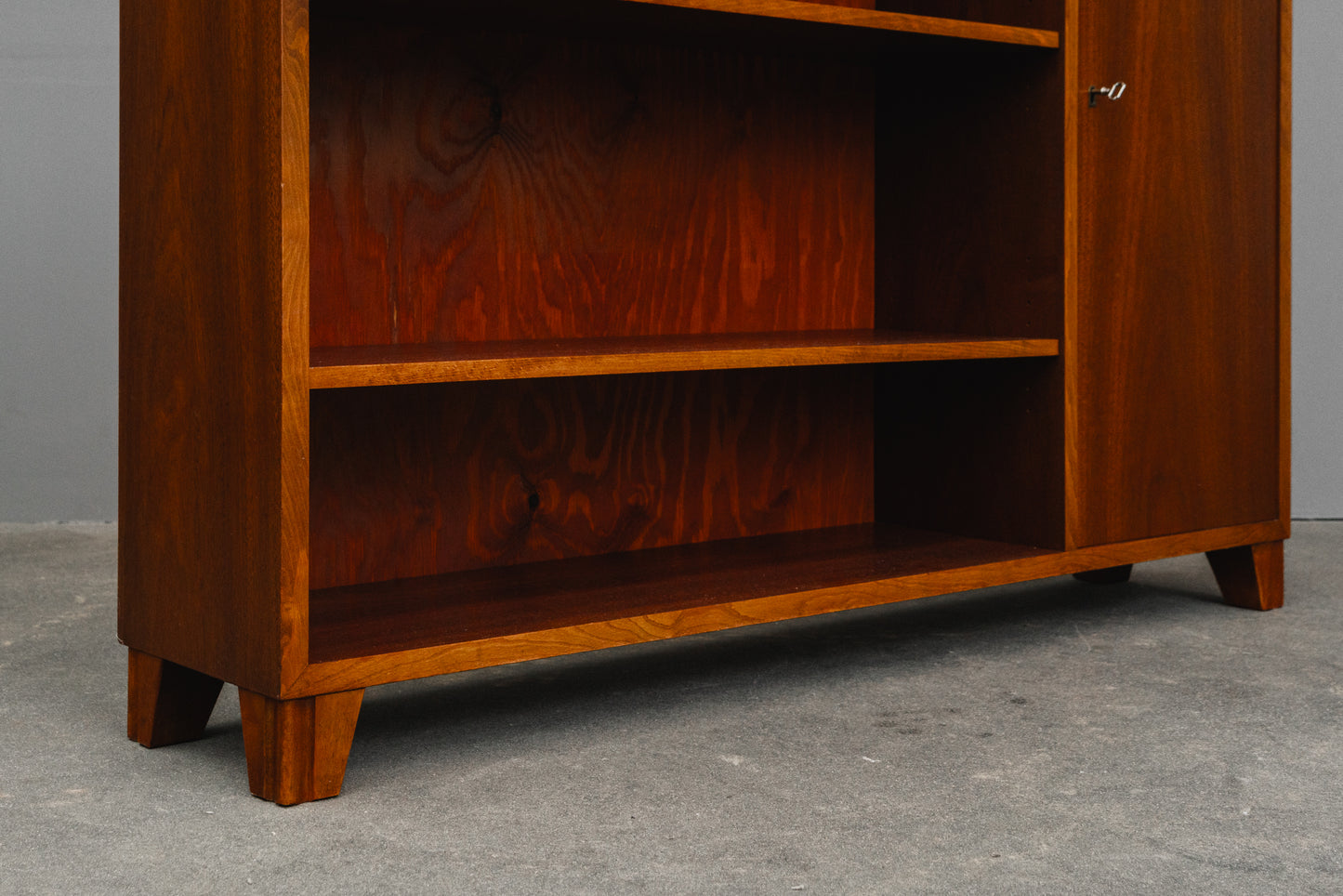 Stilvolles Mid-Century Regal