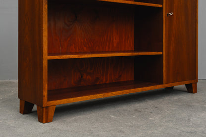 Stilvolles Mid-Century Regal