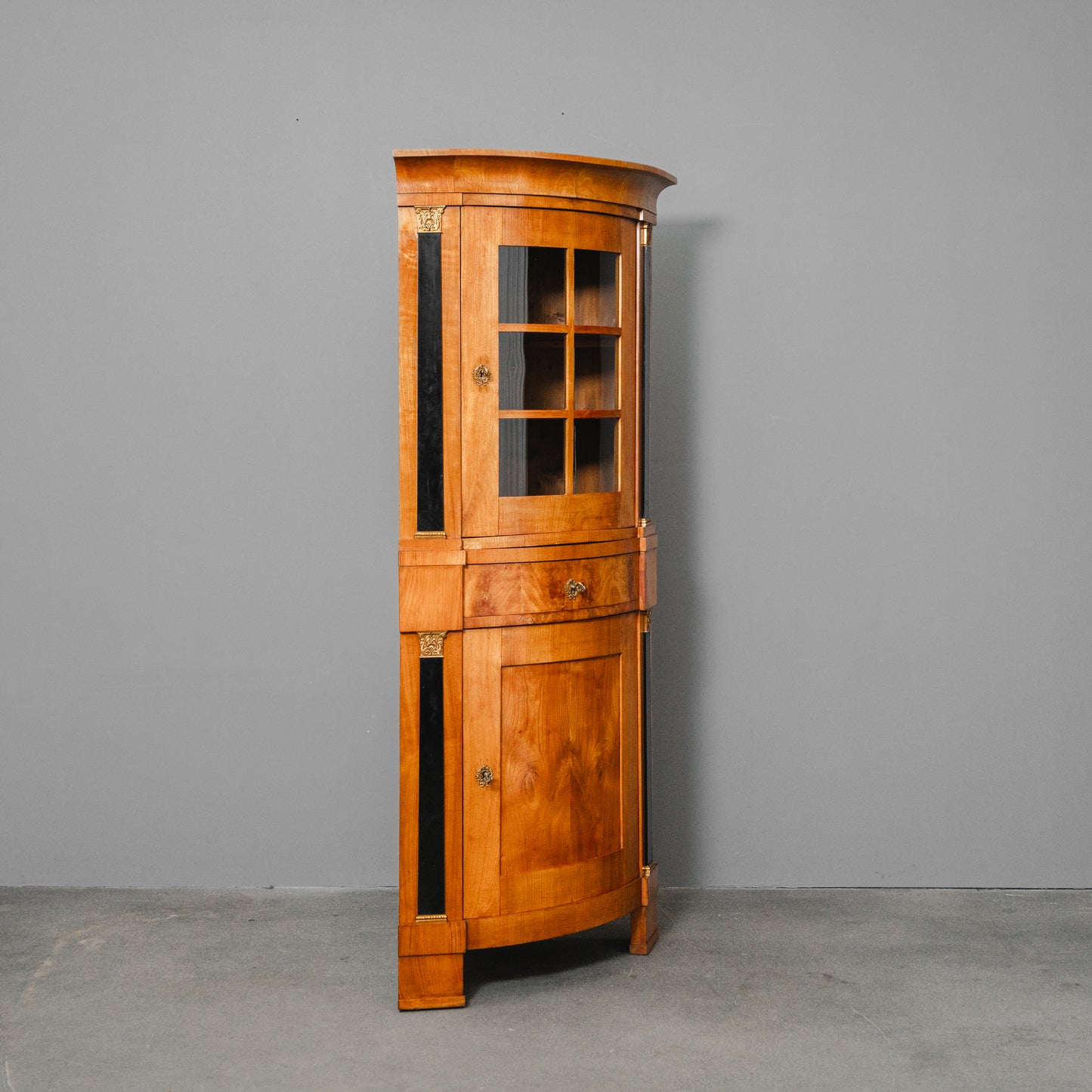Elegante Eckvitrine im Biedermeier Stil