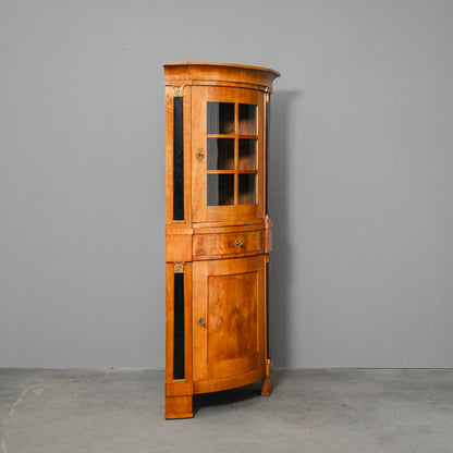 Elegante Eckvitrine im Biedermeier Stil