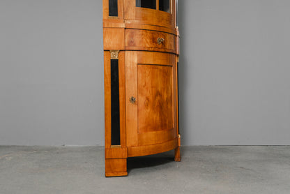Elegante Eckvitrine im Biedermeier Stil
